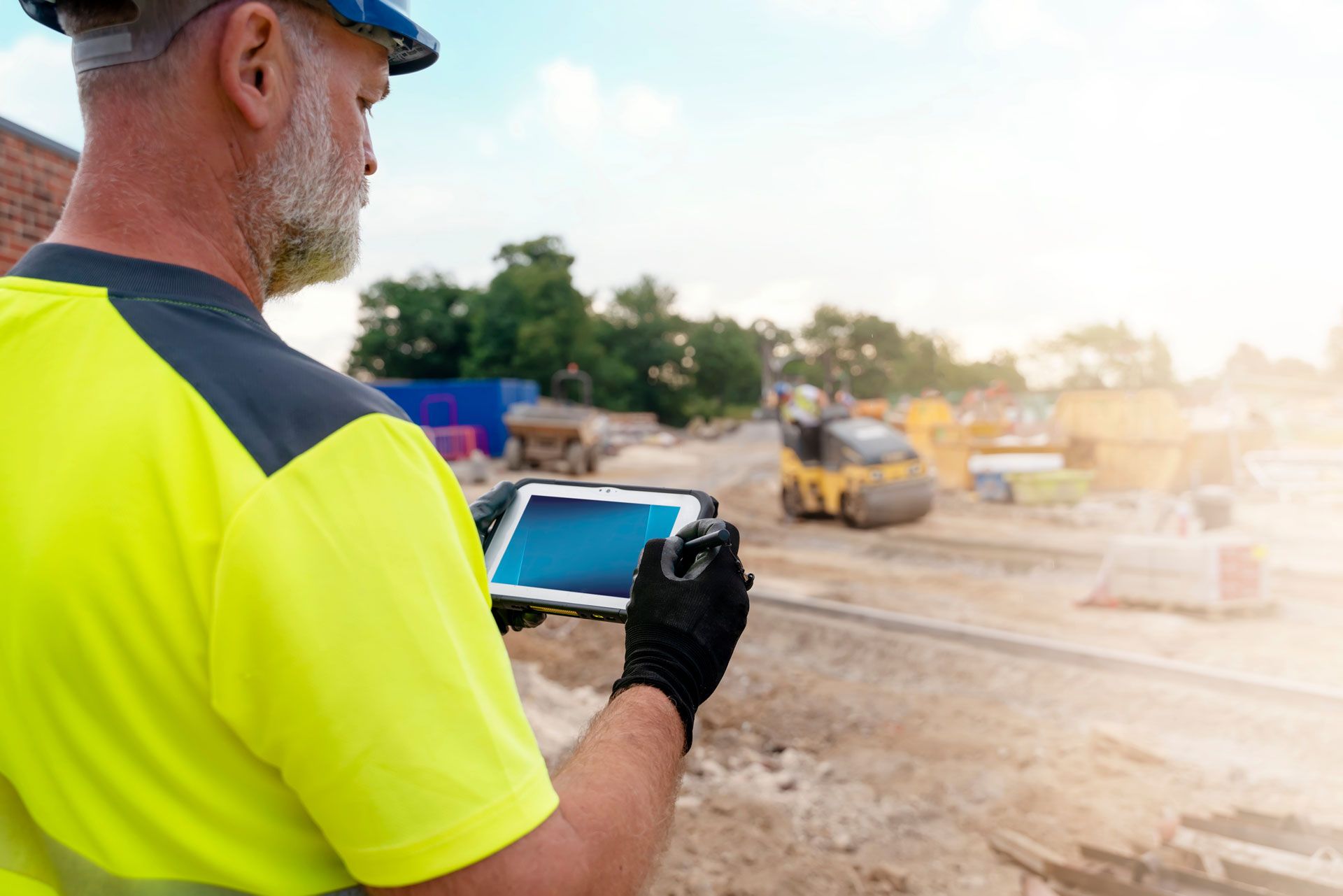 Un maître d'ouvrage sur une tablette GPS