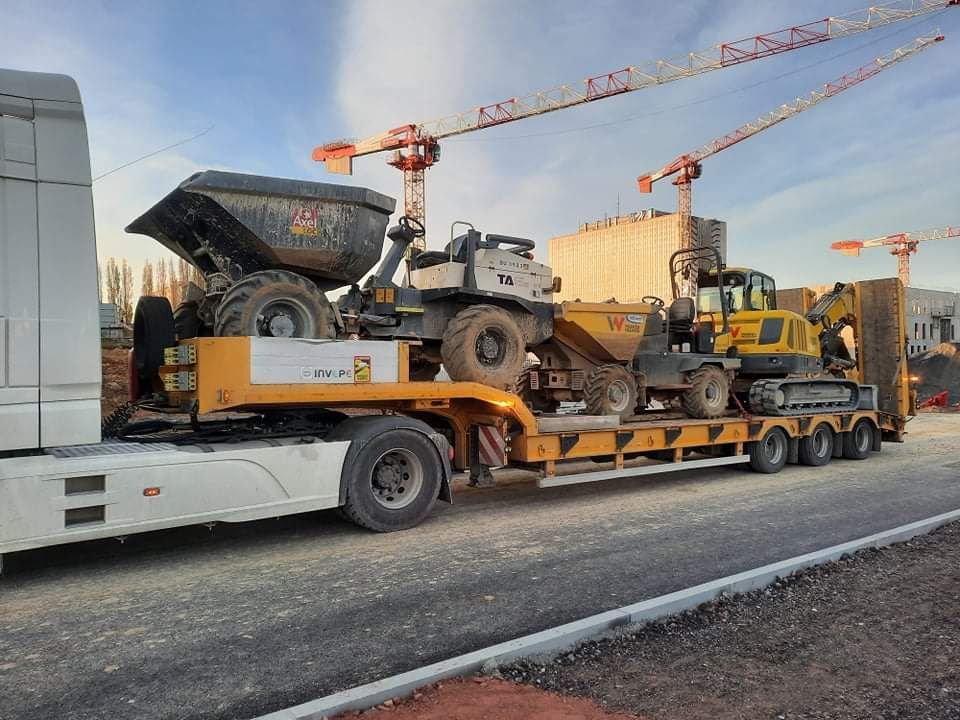 Des engins de TP sur la remorque d'une camion