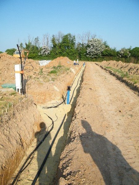 tranchées pour câblage sur un chantier de VRD