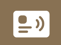 Ícono de tarjeta de crédito blanca con símbolo de pago inalámbrico sobre fondo marrón.