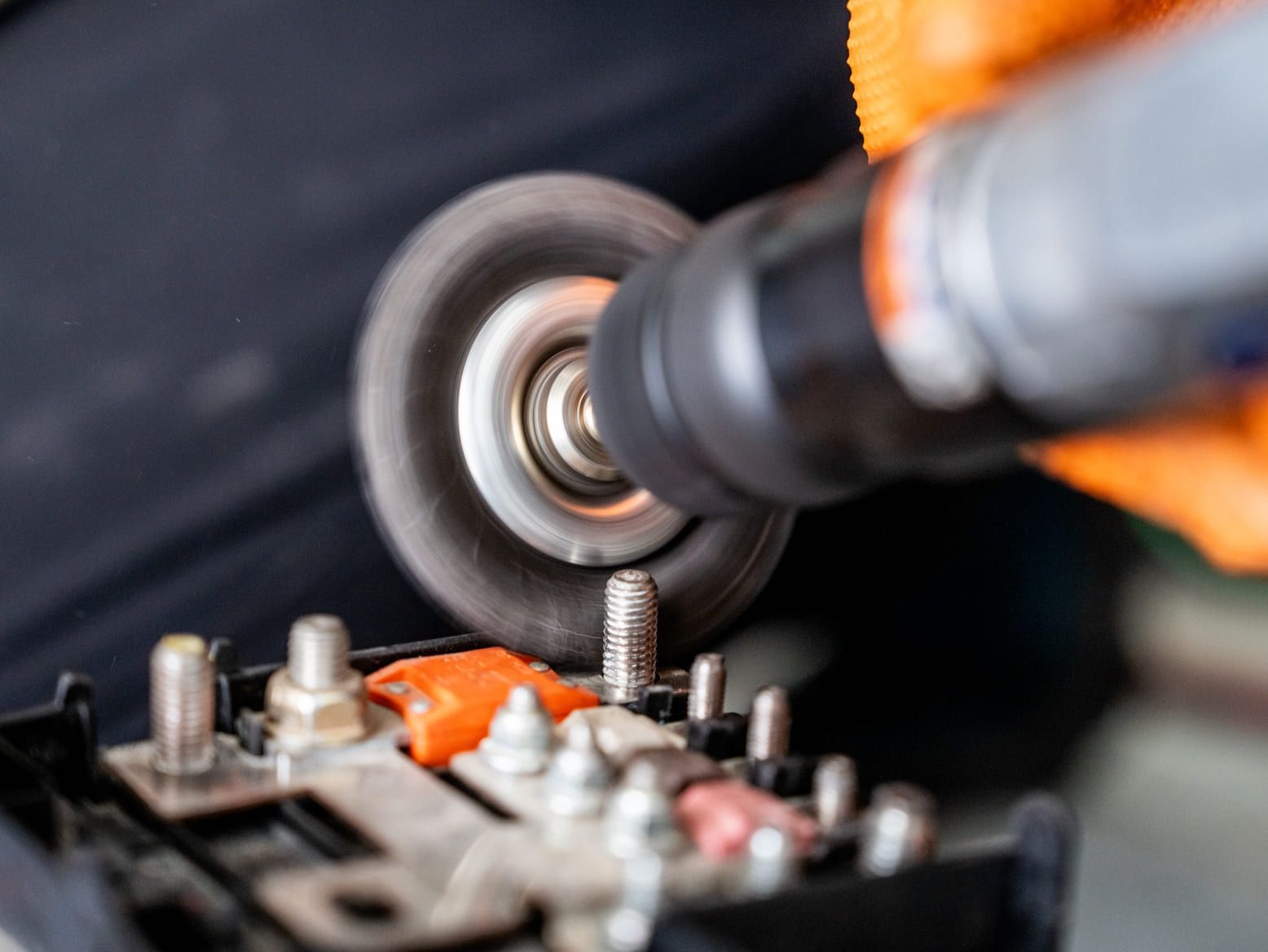 Un primer plano de una persona usando un taladro con batería.