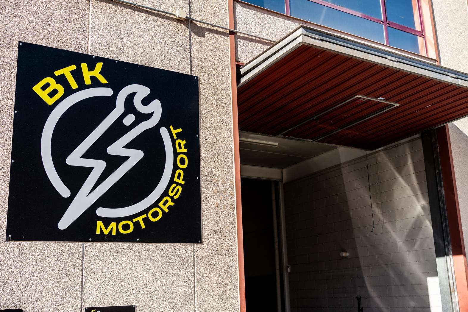 Un cartel en el costado de un edificio que dice btk motorsport