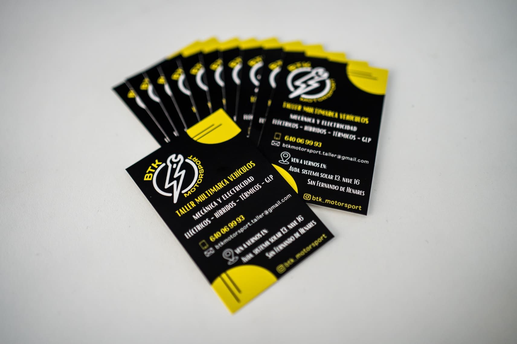 Un montón de tarjetas de visita están apiladas una encima de otra.