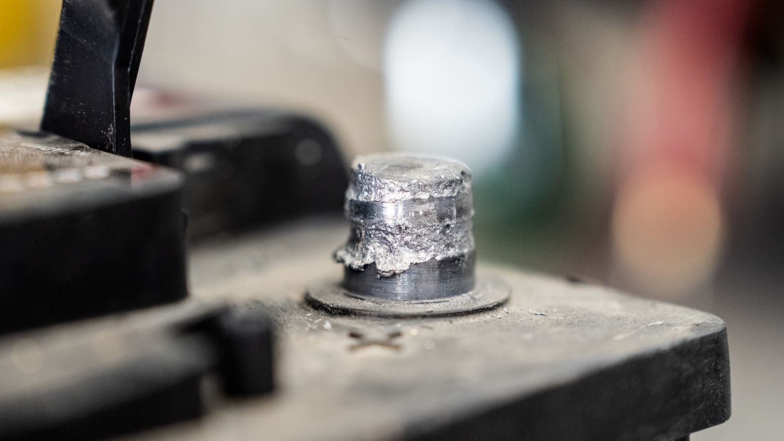 Un primer plano de un tornillo en una batería de automóvil.