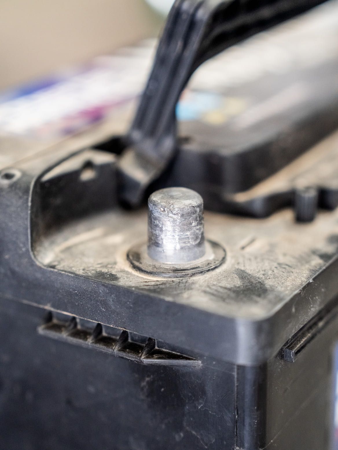 Un primer plano de una batería de automóvil con un tornillo en ella.