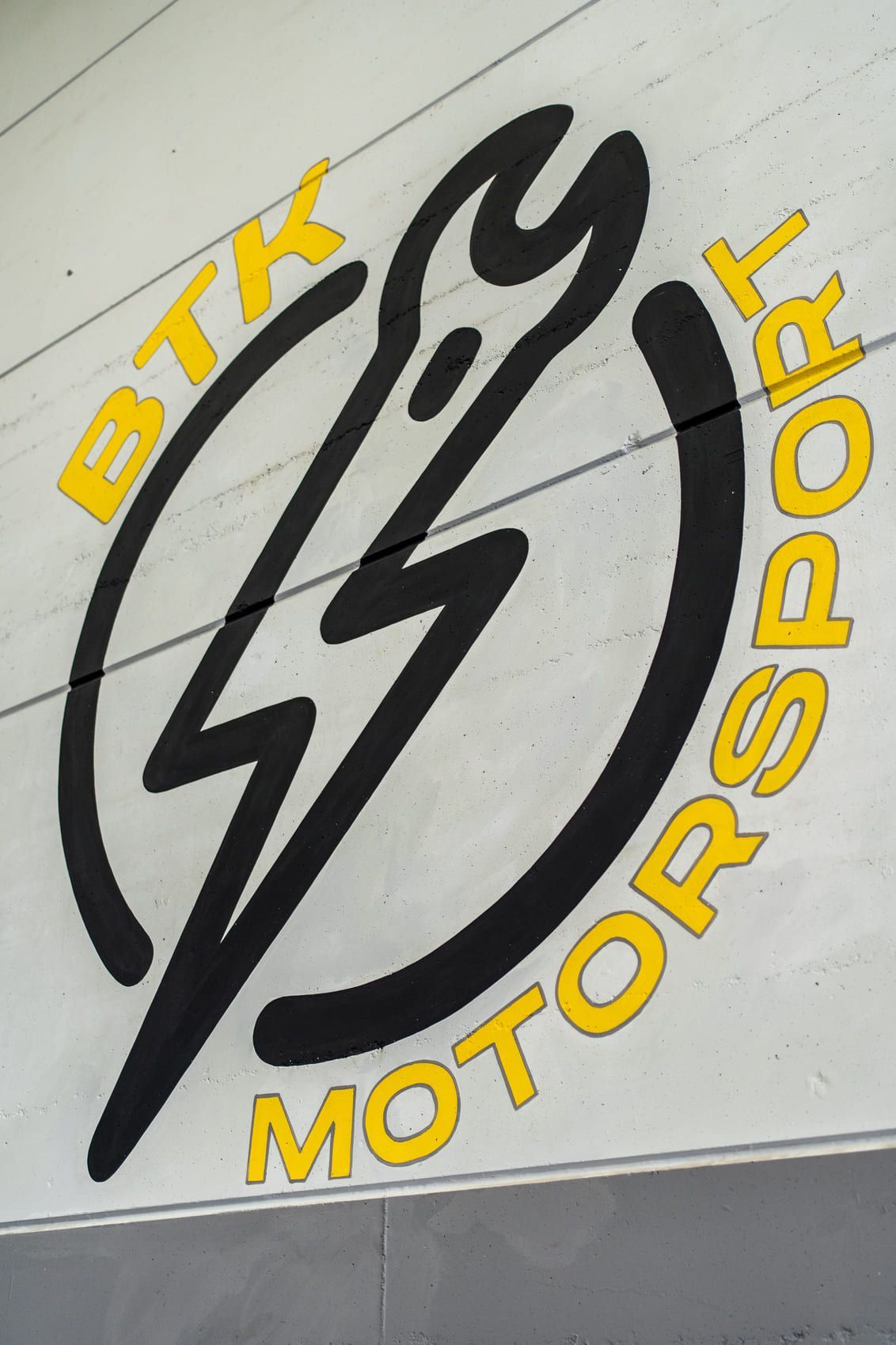 Un logotipo negro y amarillo para BTK Motorsport.
