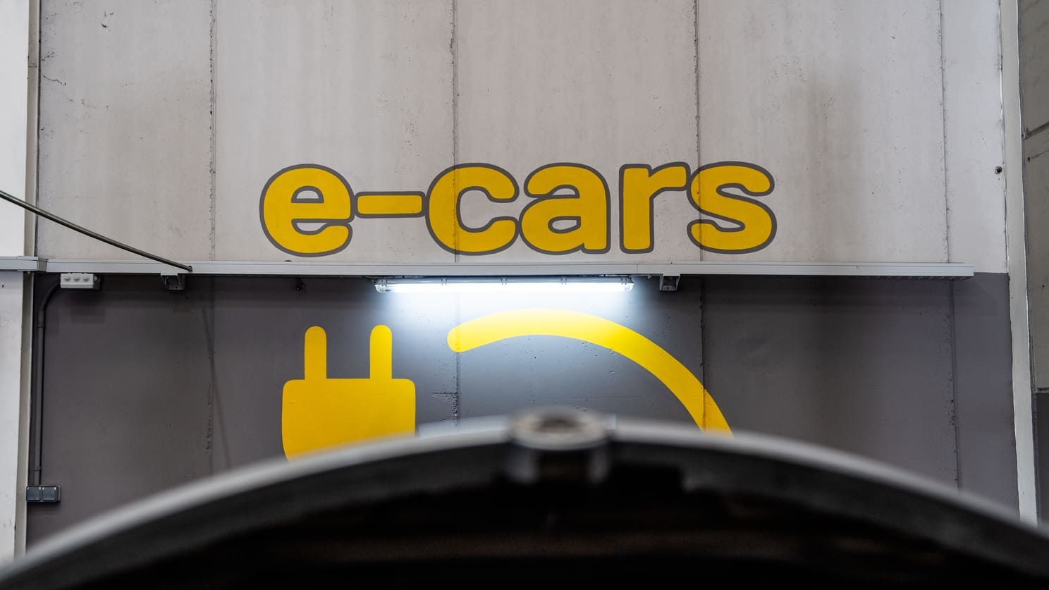 Un cartel amarillo que dice 