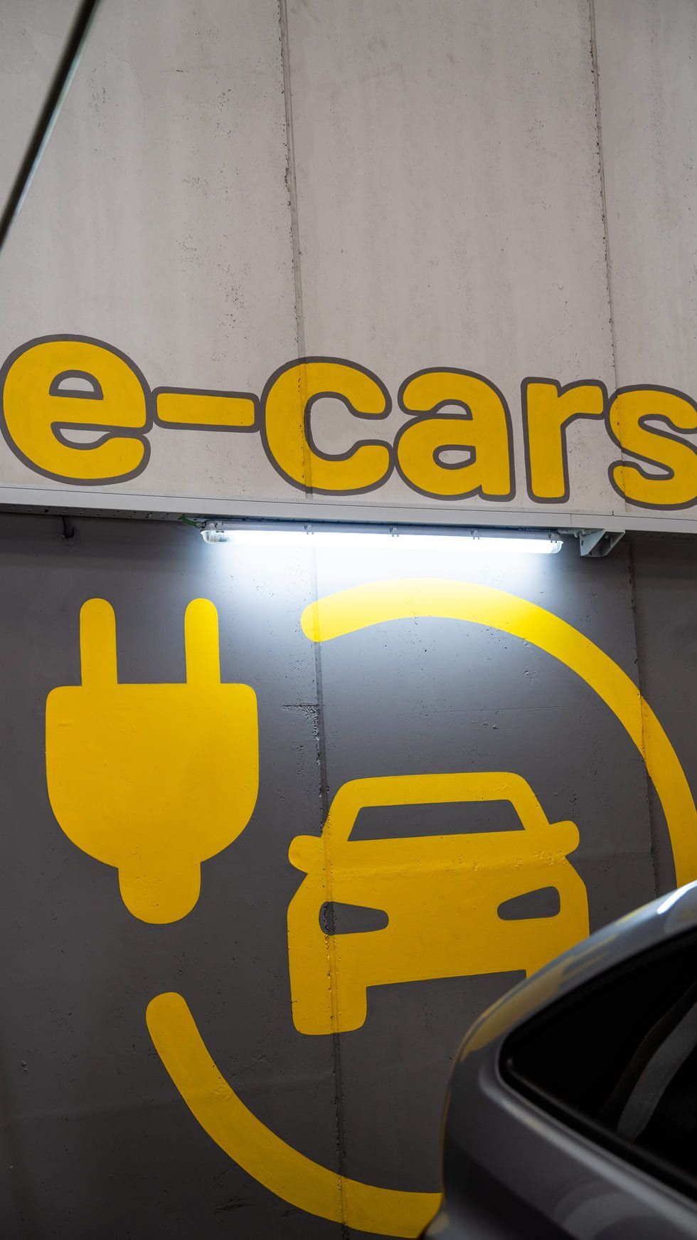 Hay un cartel en la pared que dice 