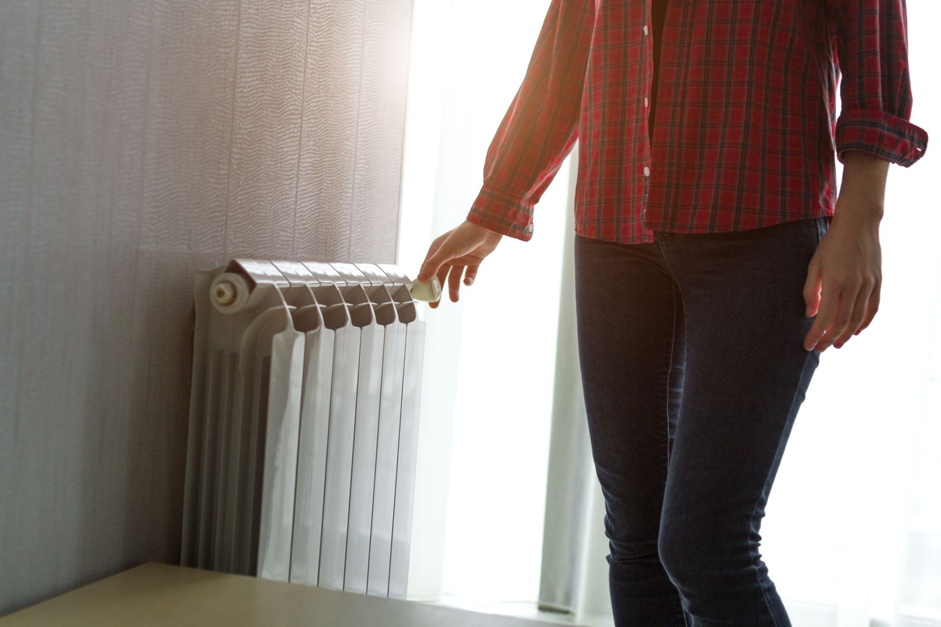 Femme modifiant la température de son chauffage