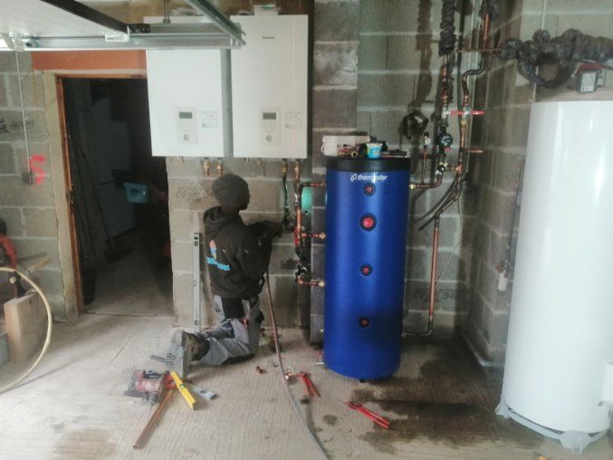 Chauffagiste installant le réseau de tuyauterie du chauffage