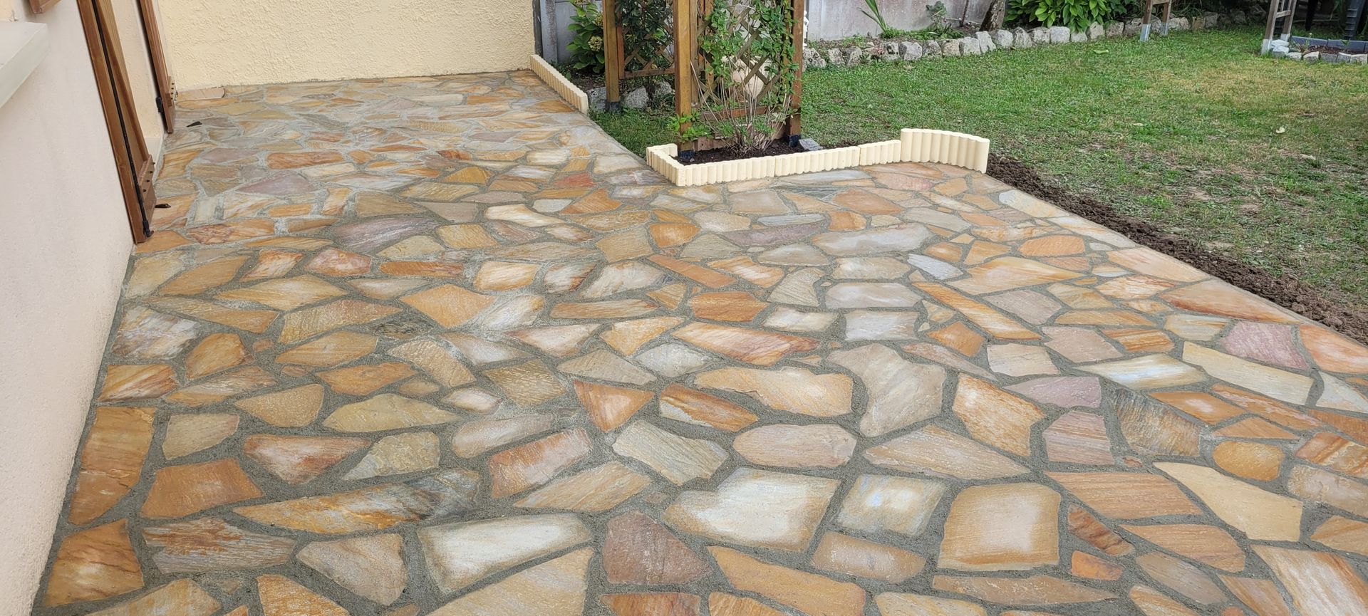 Une terrasse en pierre.