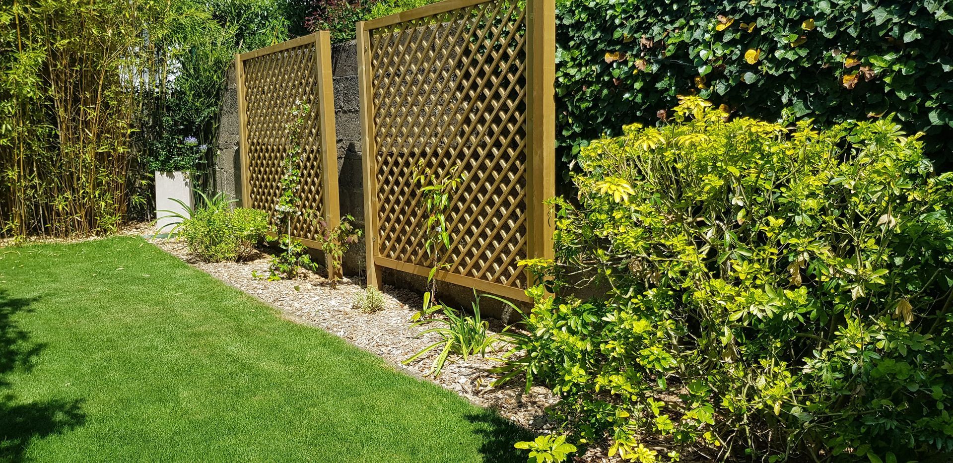 Un treillis en bois dans un jardin.