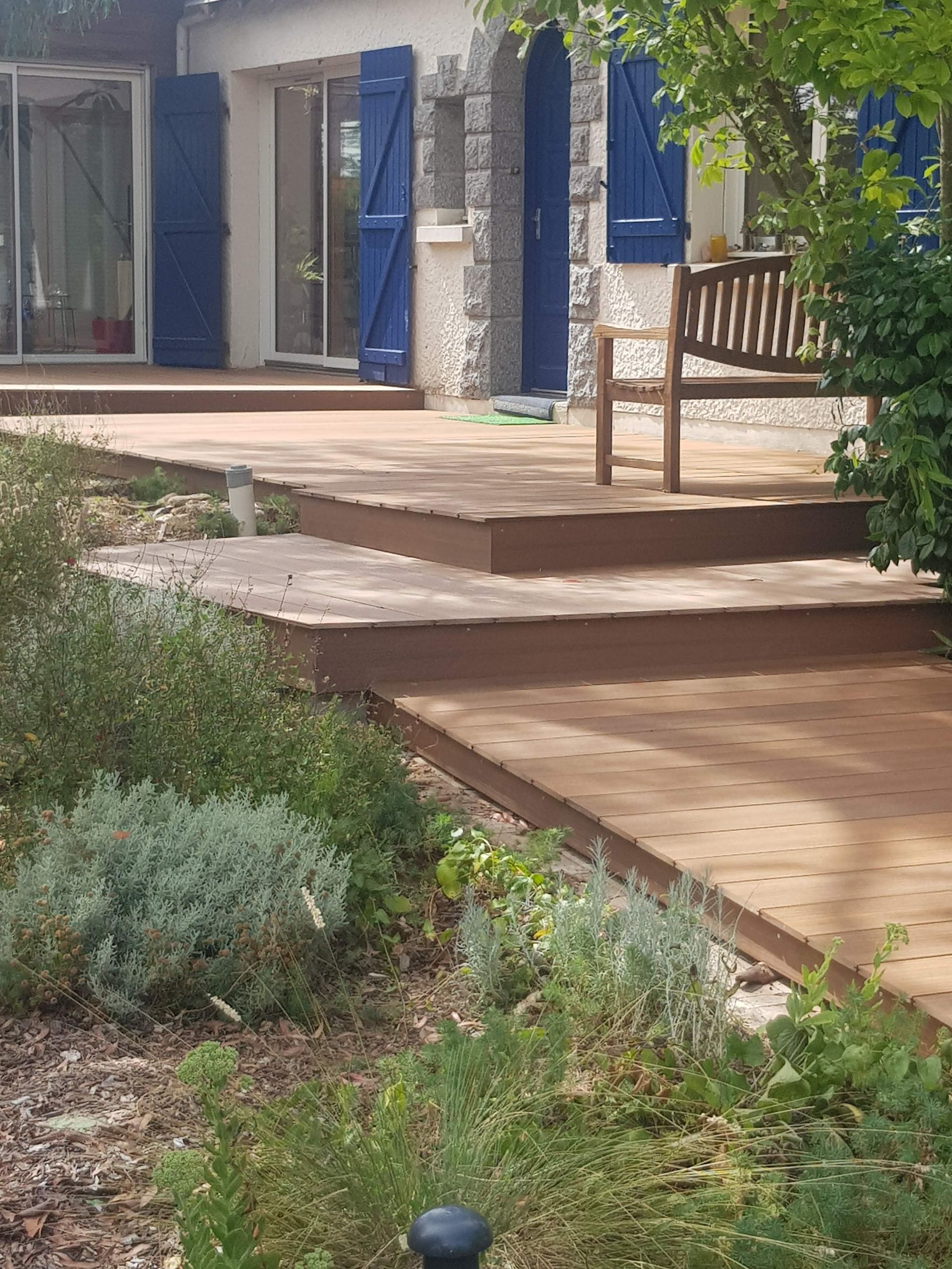 Une terrasse en bois avec des marches.