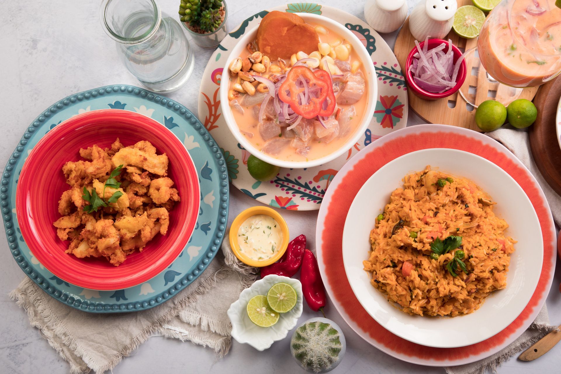 Una mesa cubierta con cuencos de comida y bebidas.