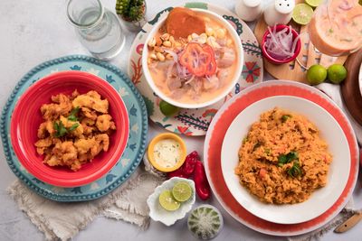 Una mesa cubierta con cuencos de comida y bebidas.
