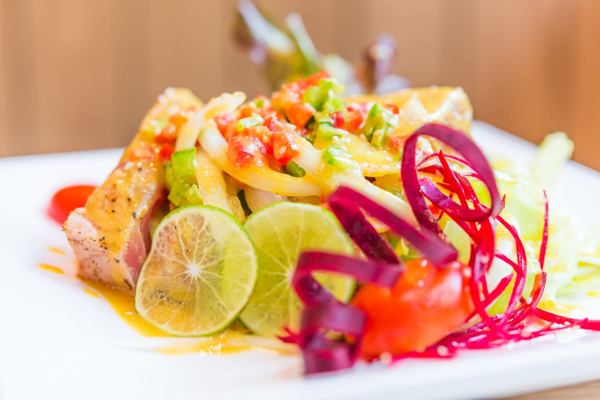 Un primer plano de un plato de comida con verduras en una mesa.