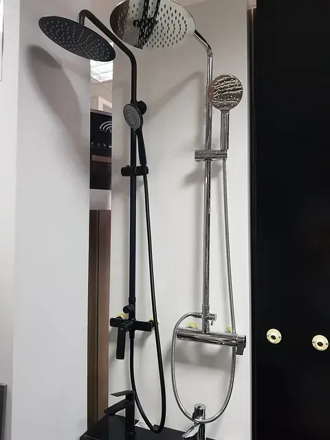 Un baño con ducha y grifo.