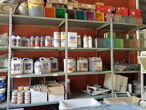 Una habitación llena de estantes llenos de botellas y cajas.