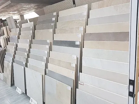 Hay muchos tipos diferentes de azulejos en exhibición en esta tienda.