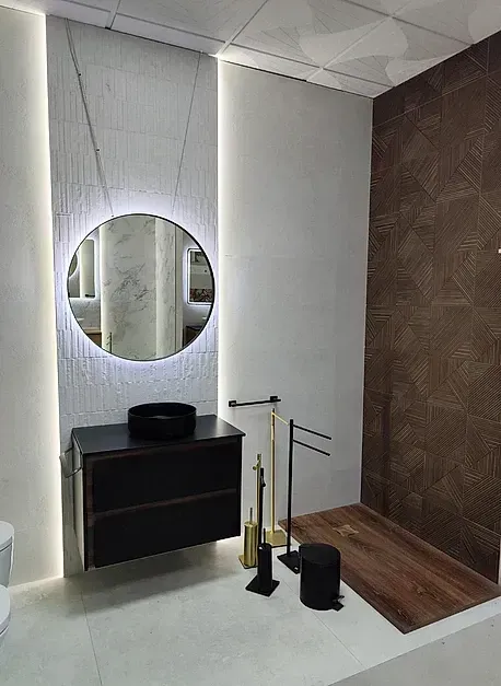 Un baño con lavabo, espejo y ducha.