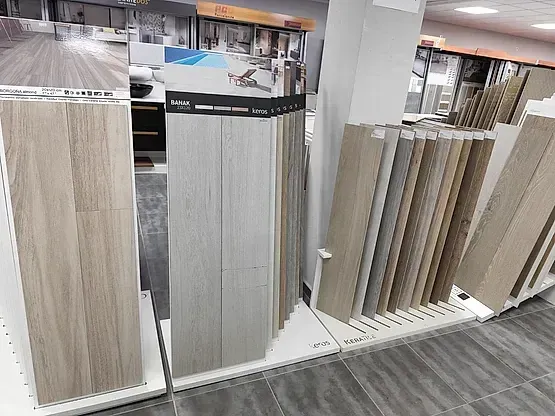 Una exhibición de baldosas de madera en una tienda.