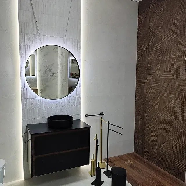 Un baño con lavabo, espejo e inodoro.