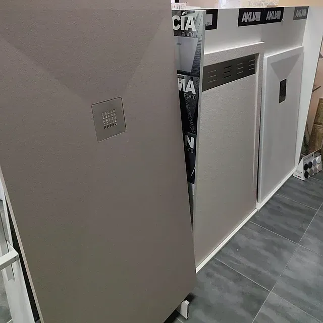 Una fila de gabinetes blancos colocados uno al lado del otro en una habitación.