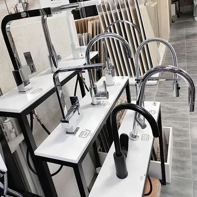 Un montón de grifos están en exhibición en una tienda.