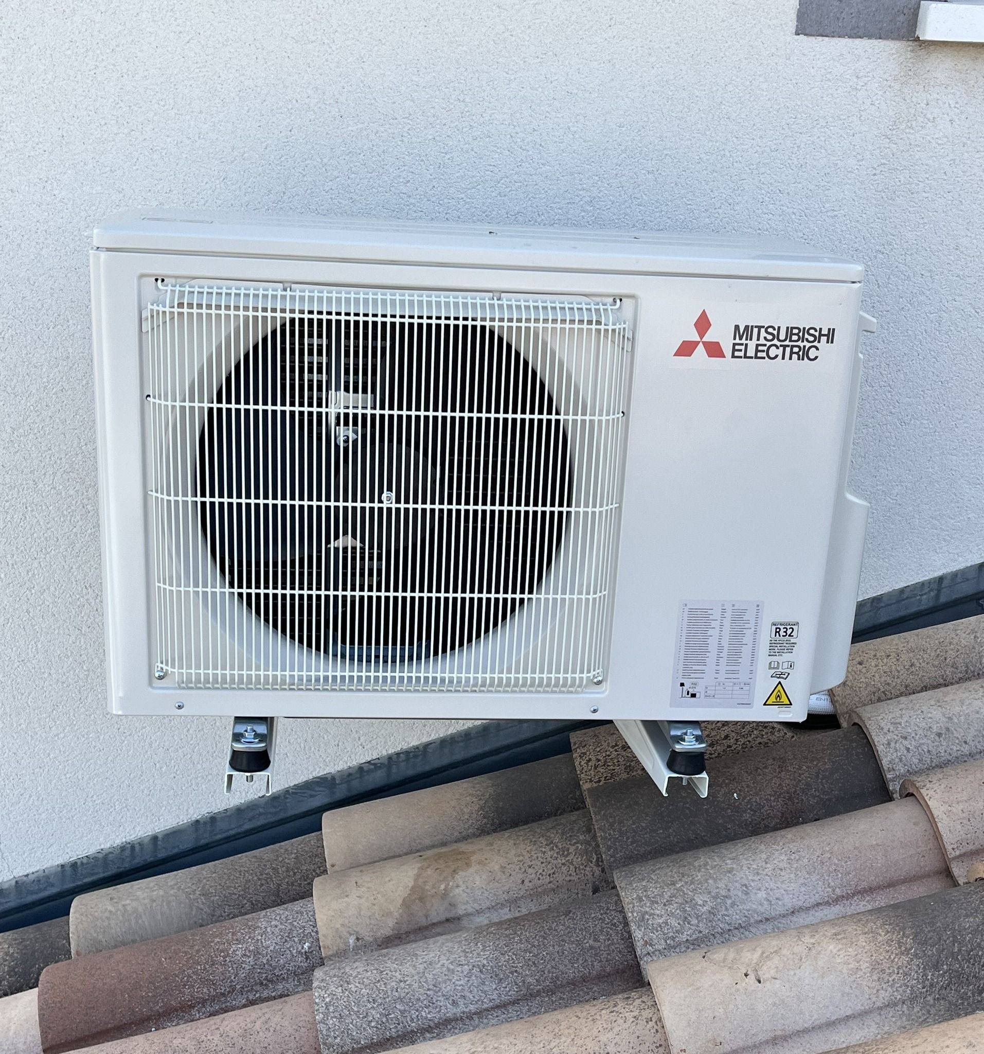 Pompe à chaleur sur un mur extérieur marron