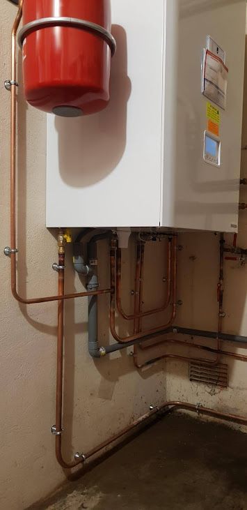 Chaudière avec des tuyaux