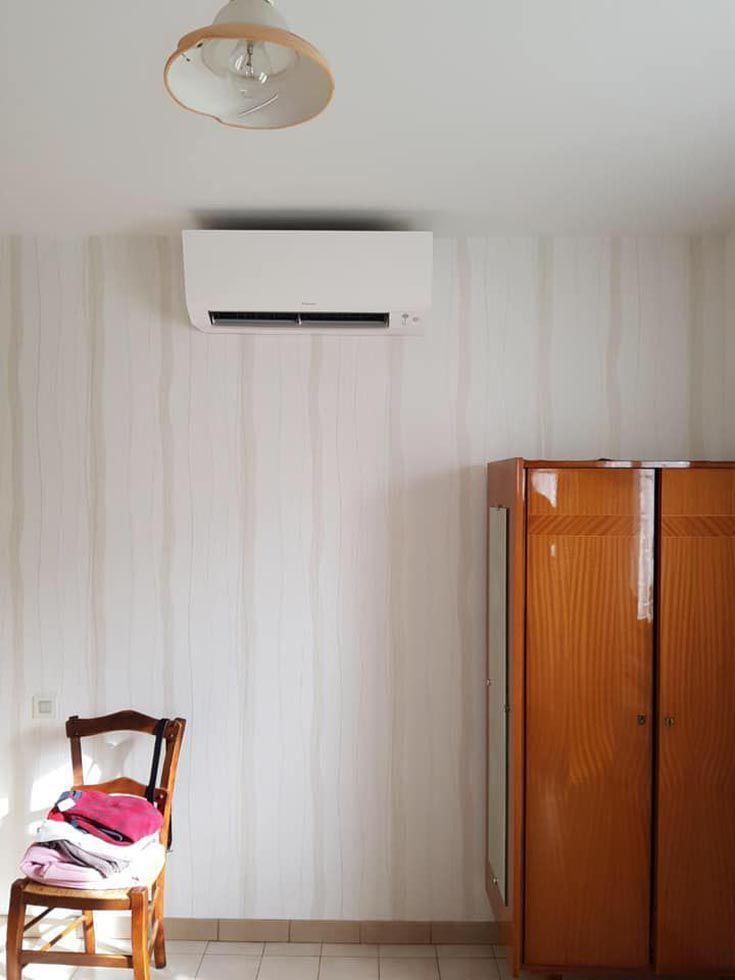 Climatisation sur un mur blanc à rayures verticales