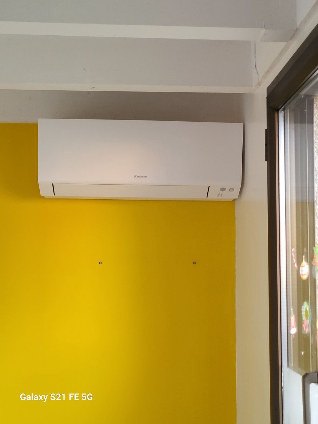 Climatisation sur un mur jaune