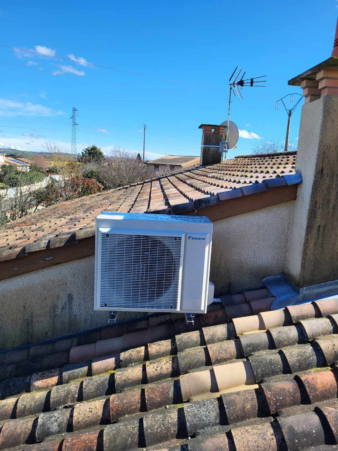 Pompe à chaleur sur un toit d'une maison un jour de beau temps