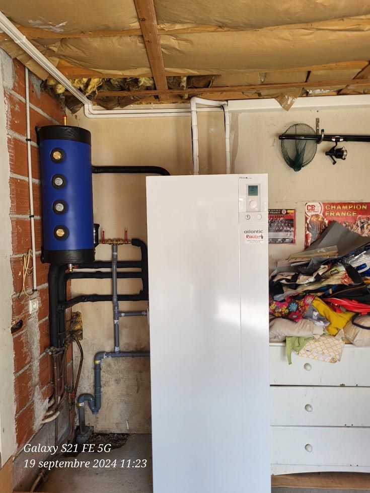 Chaudière blanche avec ballon d'eau chaude bleu