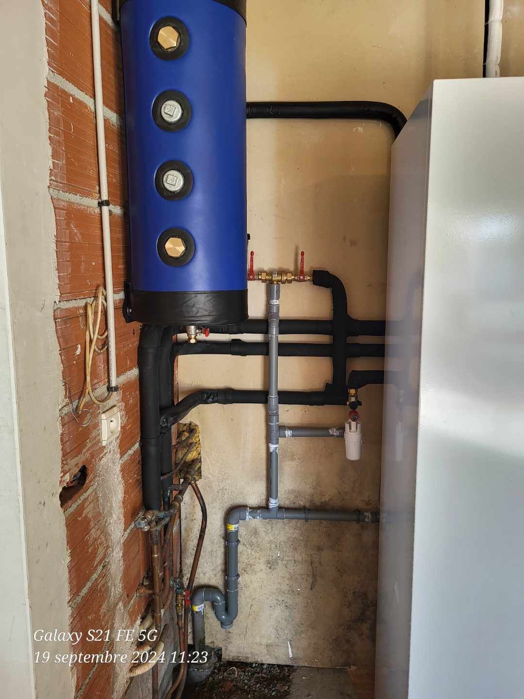 Ballon d'eau chaude bleu relié à une chaudière