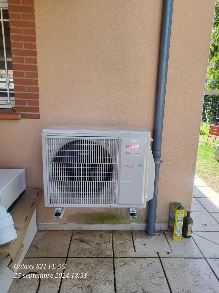 Pompe à chaleur à l'extérieur d'une maison avec jardin