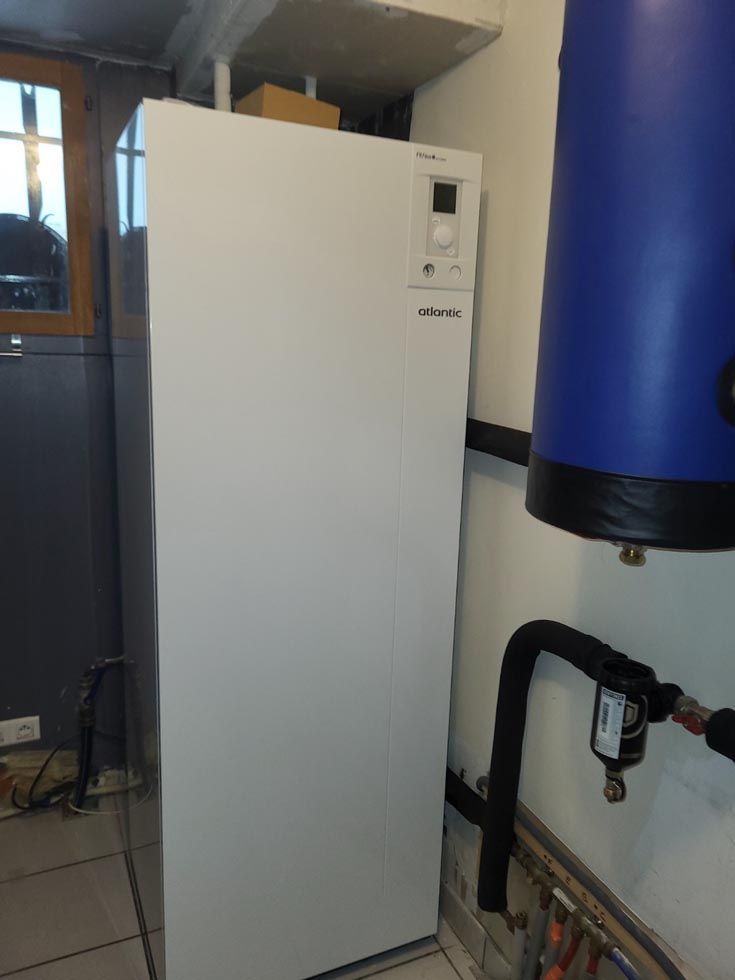 Chaudière avec ballon d'eau chaude bleu