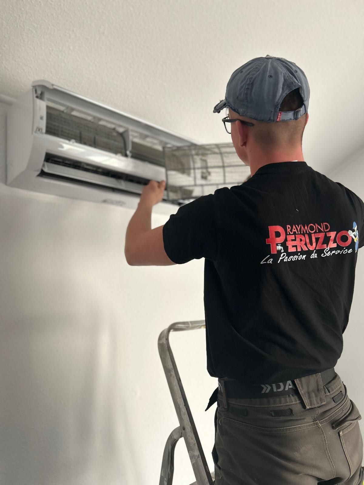 Professionnel de l'entreprise Peruzzo installant une pompe à chaleur