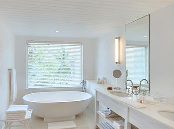 Travaux de plomberie dans une salle de bains refaite à neuve blanche