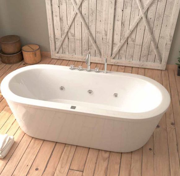 Baignoire blanche moderne sur sol en parquet clair