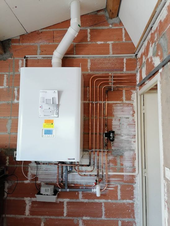 Chaudière à gaz contre un mur à briques