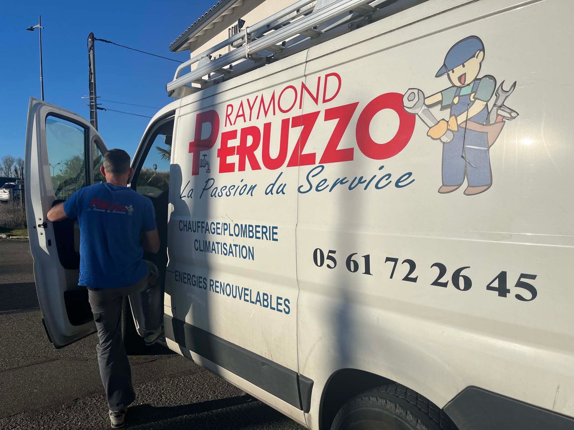 Véhicule de Peruzzo dans lequel un professionnel est en train de monter