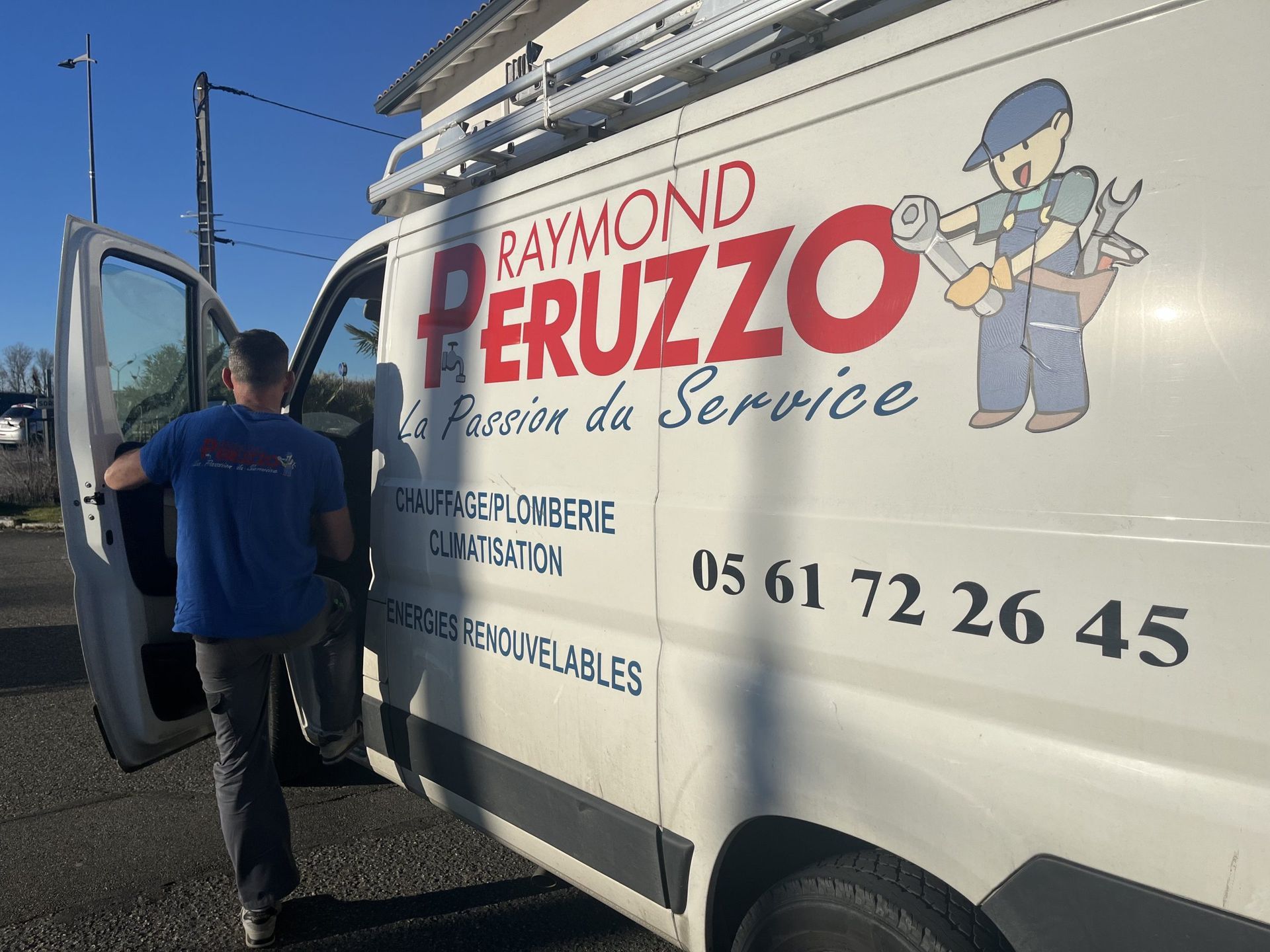 Véhicule de Peruzzo Raymond stationné dans une rue lors d'une intervention
