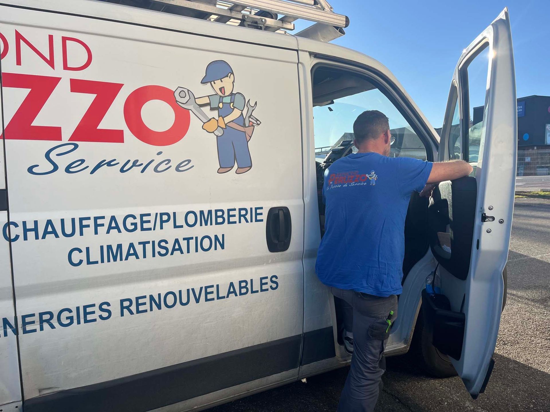 Professionnel au haut blanc montant dans son camion