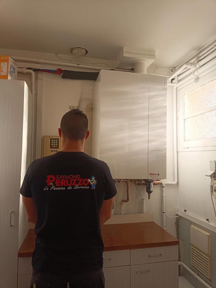 Professionnel de Peruzzo avec un haut noir qui intervient sur une chaudière