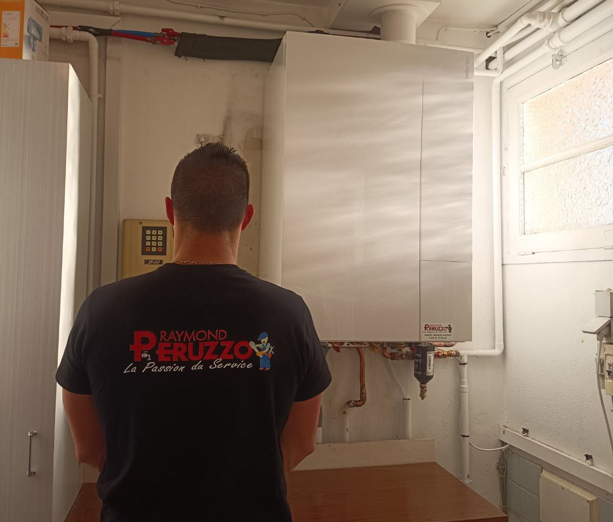 Professionnel de Peruzzo de dos devant une chaudière