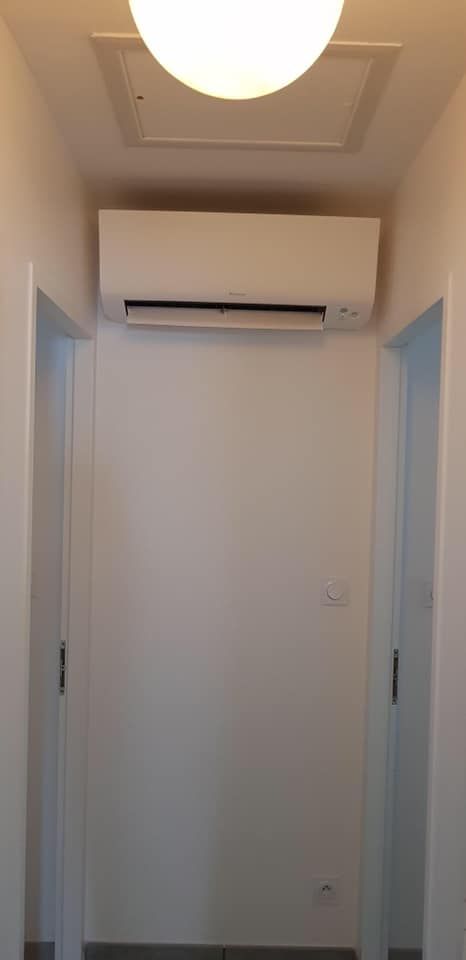 Couloir aux murs blancs avec climatisation