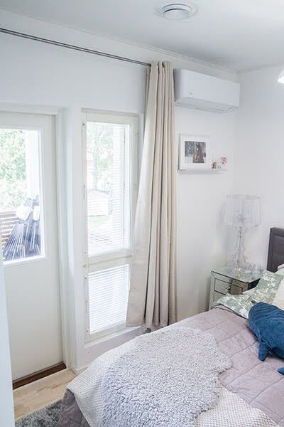 Pièce de vie aux murs blancs avec porte donnant sur l'extérieur