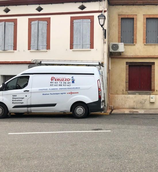 Véhicule de Peruzzo stationné dans une rue