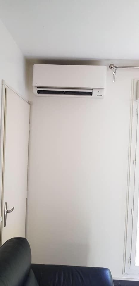 Climatiseur sur un mur blanc